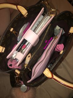 Inside Purse Aesthetic, Inside My Purse, Purse Must Haves, Everyday Bag Essentials, What's In My Purse, Backpack Essentials, Inside My Bag, Purse Essentials, Aesthetic Bags