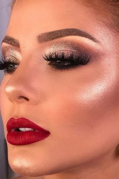 Mack Up Looks, Rose Gold Eye Makeup, Evening Eye Makeup, Red Lipstick Makeup, Show Makeup, Wedding Makeup For Brown Eyes, Gold Eye Makeup, Eyebrow Makeup Tips, Formal Makeup