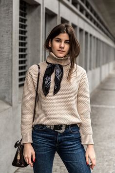 Sweater Scarf Outfit, Fall Scarf Outfit, Neck Scarf Outfit, Scarf Outfit Fall, Cozy Outfit Ideas, Silk Scarf Outfit, Classic Fashion Looks, How To Wear A Blanket Scarf, Fall Scarf