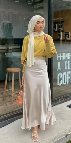 Party Outfit With Hijab, Satin Skirt Outfit Hijab, Satin Black Skirt Outfit, Beige Satin Skirt, Hijabi Summer Outfits, Silk Skirt Outfit, Minimal Stil, Satin Outfit, Satin Skirts