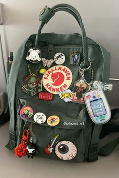 Fjallraven Kanken Decoration, Maximalist Backpack, Bagpack Decorating Ideas, Backpack Customization, Kanken Backpack Aesthetic, Diy Backpack Decoration, Bag Pins Aesthetic, Decorated Backpack, Backpack Ideas