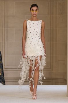 Spring-Summer 2025 - Giambattista Valli Paris | Haute Couture Giambattista Valli Haute Couture, Bridesmaid Saree, Crepe Midi Dress, Spring 2025, Spring Fashion Trends, Spring Fling, Tweed Dress, Giambattista Valli, Runway Models