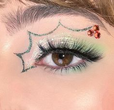 eye makeup😍 Christmas Lights Eye Makeup, Christmas Lights Eyeliner, Christmas Tree Eye Makeup, Grunge Christmas Makeup, Easy Christmas Eye Makeup Ideas, Red And Green Eye Makeup, Mistletoe Makeup, Christmas Looks Makeup