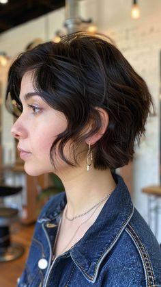 Short Hair Styles Glasses, Shirt Hair Cuts For Women 2024, Pixie Cut Ondulado, Short Woman Hair, Bisexual Hairstyles, Pixie Wavy Hair, Short Hair Bob, Short Wavy Hairstyles, Messy Bob Hairstyles