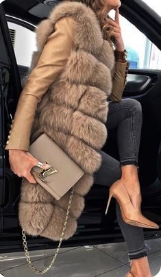 Rich Mom Style, Fur Coat Outfits, Reception Dress Short, Rich Mom, Hat Jewelry, Career Fashion, Outfit Inspo Casual, 2025 Fashion, Jeans Outfits