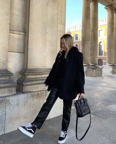 Black Regular Jeans Outfit, Vans Aesthetic Outfit, Vans Platform Outfit, Germany Street Style, Outfit Bomberjacket, Vans Outfit Womens, Vans Sk8 Hi Outfit, Casual Outfits With Vans, Platform Sneakers Outfit