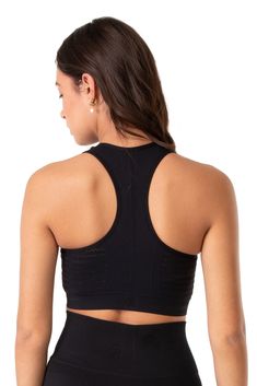 Features: Seamless racerback silhouette Repreve Nylon 3 layers front and 2 layers back with contrast inner Built-up shoulder straps for additional support Medium impact support Tonal jacquard knit mapping with perforation detail Cooling, antimicrobial and moisture wicking management 1 1/2'' waistband height Removable, breathable pads Jacquard logo at centre back waistband Fabric content: Solid outer: Repreve recycled Nylon (U|TRUST CERTIFIED), Spandex Solid Outer: Polyester, Spandex Description: