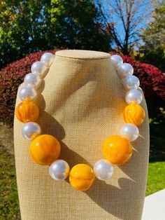 The necklace is 19 inches The beads are very big! Marbled beads are 30mm and 38mm White pearls are 25mm Pearls Fashion, Large Bead Necklace, Beads Fashion, Chunky Bead Necklaces, Big Jewelry, Beaded Necklace Designs, Wooden Necklace, Handmade Fashion, Fine Jewellery