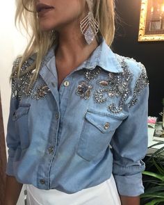 Algunas formas simples de transformar con estilo una chaqueta vaquera Diy Denim Jacket, Embellished Clothing, Denim Ideas, Embellished Denim, Denim Diy, Jeans Diy, Ladies Tops Fashion, Upcycle Clothes, Denim Shirt