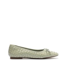 Elevate your casual style with the Arissa Woven Leather Flat. Crafted with intricate weaving, this ballet flat exudes a sense of exclusivity and sophistication. Perfect for pairing with jeans and t-shirts for a luxurious summer look.Materials: Leather Upper | Synthetic Outsole Upper Format: Regular Shaped UpperHeel Type: FlatHeel Style: FlatToe Style: Pointed ToeClosure Type: Slip OnCounter Type: ClosedHeel Height: 0,4in | 10mmSKU: S2071002640003 Clear Heels, Summer Look, Pump Sandals, Ballet Flat, Leather Flats, Blue Brown, Wedge Sandals, Ballet Flats, Pink Purple