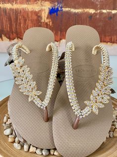 Decorating Flip Flops, Diy Sandals, Flip Flop Shoes, Decorated Shoes, Beaded Bracelets Diy, Jeffrey Campbell Shoes, Palm Beach Sandals, Made In Brazil, Diy Bracelets