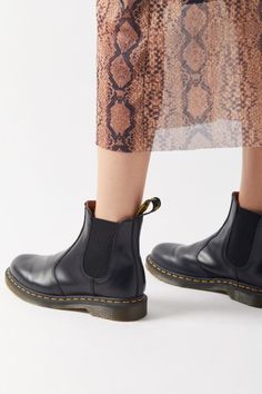 Style Doc Martens, 2976 Chelsea Boots, Dr Martens 2976, Galaxy Converse, Dr Martens Outfit, Galaxy Vans, Chelsea Boots Black, Chelsea Boots Style, Womens Basic Tops