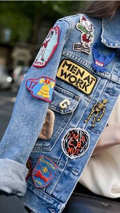 Chaquetas vaqueras de moda: 5 estilos diy - abalorioscdb Jean Jacket With Patches, Lifestyle Moodboard, Aesthetic Lookbook, Jacket With Patches, Jeans Patch, Men's Denim Style, Look Jean, London Fashion Weeks