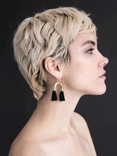 Buzzed Hair, Top Hairstyles, Short Hairstyles For Thick Hair, Earrings Ideas, Girl Haircuts, Cut My Hair, Pixie Hairstyles, Hair Dos, Pixie Haircut