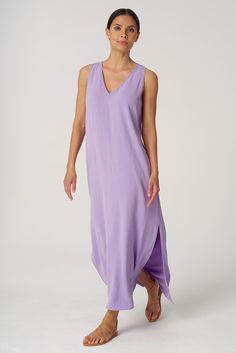 Our best-selling maxi dress is a warm weather staple. From weekend brunch to beach weddings, you'll wear this flowing style everywhere this season. ✓ All-Day Comfort ✓ Travel Friendly ✓ Day to Night ✓ Machine Washable DETAILS V-neckline Flattering, shoulder-enhancing armholes Bra-friendly design Body-skimming shape Long side slits for ease movement and elongating look Long maxi length, designed for easy alterations Breathable, wrinkle-resistant airflow fabric FIT Regular fit True to size Model i Santorini Dress, Weekend Brunch, Instagram Outfits, Capri Blue, Outerwear Outfit, Beach Weddings, Coral Blue, Friendly Design, Summer Staples