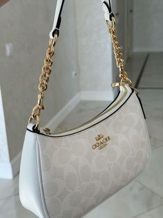 Aesthetic Designer Bags, Cross Bag Outfit, Coach Aesthetic, Coach Bag Outfit, Handbag Ideas, Classy Purses, Fancy Purses