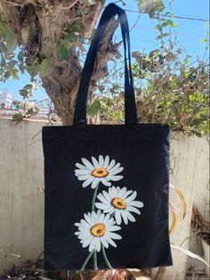 Black Tote Bag Painting Ideas, Tote Bag Design Paint, Black Tote Bag Design Ideas, Painting On Tote Bags, Black Tote Bag Aesthetic, Tote Bag Diy Pattern, College Bags For Girls