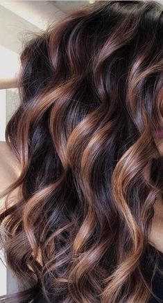 There’s no doubt about itwomen’s hairstyles and updos should change with the seasons, Rambut Brunette, Colors 2023, Caramel Highlights, Ethereal Makeup, Brown Hair Balayage, Hair Affair, Hair Color And Cut, Brown Hair With Highlights