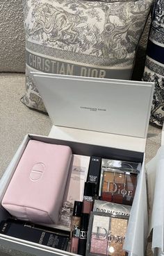 Dior Backstage Glow Face Palette, Penyimpanan Makeup, Dior Backstage, Glow Face, Face Palette, Fancy Makeup, Dior Makeup, Luxury Lifestyle Dreams