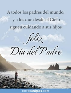 a man standing on top of a rocky beach next to the ocean with words written in spanish