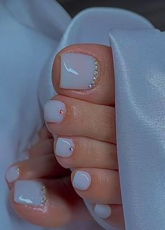 Pedicure Ideas With Gems, White Polish Pedicure, White Pedicure With Rhinestones, Milk White Toes, Fancy Pedicure, White Toes With Design, White Pedicure Ideas, Foot Nails Design, White Toes Pedicure