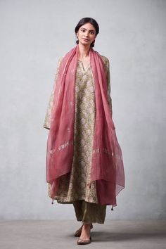 Indian Kurta Aesthetic, Aesthetic Indian Outfit Kurti, Kurtha Aesthetic, Modest Indian Outfit, Indian Kurti Aesthetic Casual, Asthetic Kurta With Jeans, Casual Indian Fashion, Desi Fashion Casual, Kurta Neck Design