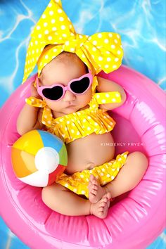 Flamingo Newborn Photoshoot, Baby Summer Photo Shoot Ideas, Baby Girl Photoshooting Summer, Baby Girl Photoshooting Ideas For Summer, June Baby Photoshoot Ideas, Pool Baby Photoshoot, May Photoshoot Ideas Baby, Summer Infant Photoshoot, Summer Photoshoot For Baby