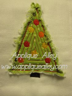 RAGGY CHRISTMAS TREE Christmas Applique Templates Printable Free, Winter Applique Designs, Santa Applique Pattern Free, Christmas Applique Templates, Free Applique Patterns Templates, Appliqué Shirts, Free Motion Embroidery Applique, Christmas Sweatshirt Ideas, Christmas Applique Patterns