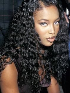 Naomi Campbell 90s Face, Naomi Campbell Curly Hair, Naomi Campbell 2000s, Naomi Campbell Face, Naomi Campbell Makeup, 90s Curly Hair, Curly Hair 90s, Naomi Campbell Hair, Naomi Campbell 90s