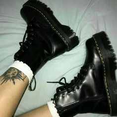 Botas Grunge, Boot For Men, Feel Powerful, Estilo Indie, Fashion Grunge, Aesthetic Shoes, Only Shoes, Pretty Shoes