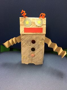 an origami snowman made out of construction paper