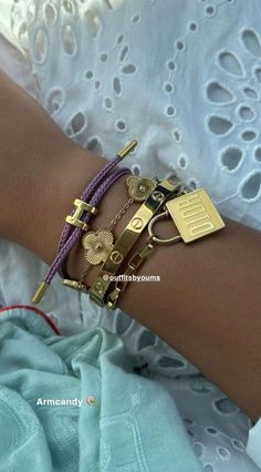 Jewelry Black Women, Charm Bracelet Aesthetic, Bracelet Stack Ideas, Simple Elegant Jewelry, Bracelet Aesthetic, Xoxo Jewelry, Dope Jewelry Accessories, Jewellery Art