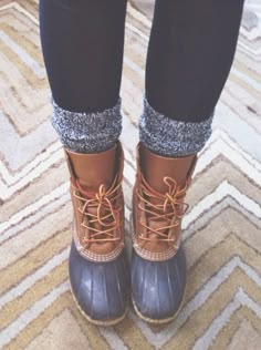 love this cozy look of duck boots Boot Outfit Women, Duck Boot Outfit, Duck Boots Outfit, Camp Socks, Hiking Boots Outfit, Socks Outfit, Duck Boot, Quoi Porter, Boating Outfit