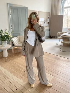 Favorite Pants Oat - Djerf Avenue Matilda Djerf Style, Everyday Tank Tops, Couture Invisible, Djerf Avenue, Matilda Djerf, Weekly Outfits, Mode Inspo, Minsk, White Tank