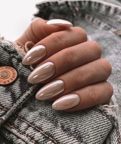 Popular nails August Dinner Outfit, Natural Metallic Nails, Chrome Gel Nail Designs, Pearl Nails Color, December Chrome Nails, Chrome Nails Neutral, Nude Pearl Nails, Chrome Neutral Nails, Taupe Chrome Nails