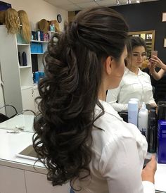 Hair Style On Saree, Venus Of Willendorf, Balayage Hairstyles, Engagement Hairstyles, Hair Curling Tips, Bridal Hair Buns, Easy Hairstyles For Medium Hair, Long Hair Wedding Styles, Front Hair Styles