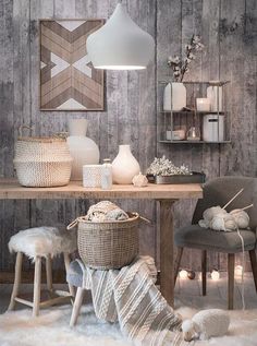 an image of a room with wooden walls and furniture on the floor, in french