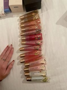 Profumo Victoria Secret, Flavored Lip Gloss, Lip Gloss Collection, Gloss Labial, Lip Gloss Set, Makeup Obsession, Makeup Items, Lip Glow, Body Skin Care Routine