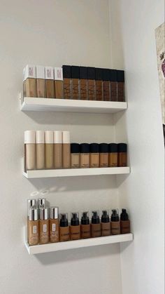 Makeup Room Aesthetic Ideas, Esthetician Makeup Room, Mua Studio Ideas, Makeup Room Professional, Professional Makeup Vanity, Small Makeup Studio Interior Design, Makeup Studio Inspiration, Beauty Room In House, Mini Makeup Studio At Home