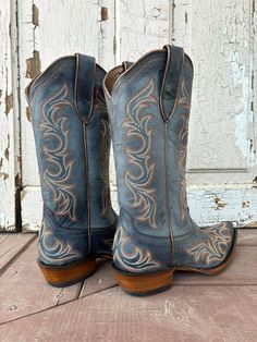 Blue Cowgirl Boots, Snip Toe Cowgirl Boots, Cowgirl Boots Wedding, Blue Cowboy Boots, Cowgirl Summer, Womens Cowgirl Boots, Cloud Shoes, Whisky Barrel, Ariat Boots