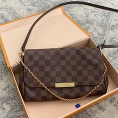 Amazing 100% Authentic Louis Vuitton Favorite Mm Handbag With Red Lining. This Is The Larger One, Not The Pm. Can Be Worn With The Leather Strap, Or Just The Gold Chain As A Clutch. Excellent Condition. Hard To Find In Such Pristine Condition - Discontinued No Longer Available. Original Box Included. Purchased At The Lv Store In Orlando. Lv Store, Louis Vuitton Favorite Mm, Favorite Mm, Louis Vuitton Favorite, Clutch Handbag, Authentic Louis Vuitton, Gold Chain, Gold Chains, Orlando