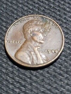 a penny with the image of george washington on it's back and an inscription that reads