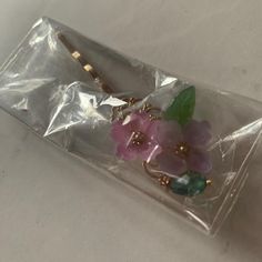 New With Tags Hanfu Hair Pin This Hair Accessory Is On A Metal Bobby Pin. There’s A Filigree Backing, Pastel Pink And Lavender Flowers, A Light Green Leaf, And A Teal Crystal Dangling Detail. #Wuxia #Hanfu #Chinese #Cosplay #Floral Flower Sakura Cherry Blossom Gold Golden Pastels Qipao Cheongsam Wuxia Hanfu, Flower Sakura, Chinese Cosplay, Hanfu Hair, Tie Dye Bandanas, Gray Headband, Leaves Headband, Pink And Lavender, Floral Hair Clip