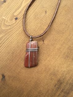 Resin And Gemstone Jewelry, Wood Necklace Ideas, Wire Necklace Pendant, Petrified Wood Jewelry, Wood Necklace Pendant, Pebble Jewelry, Wood Jewelery