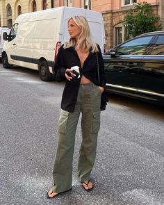 How to Style Cargo Pants Straight Fit Cargo Pants, Mother's Day Promotion, Fit Cargo Pants, Chique Outfit, 2000s Fashion Trends, Looks Street Style, Cute Crop Tops, Cargo Pants Women