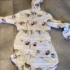 Peanuts Snoopy Sledding Skating Super Soft Robe S/M And L/Xl Snoopy Sledding, X Mas List, Clothes Pajamas, Flannel Robe, Soft Robes, Peanuts Snoopy Woodstock, Lounge Robes, Hooded Robe, White Fleece