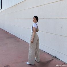 Nuria Ma Outfits, Pants And Tshirt Outfits, How To Style Light Beige Pants, Beige Trousers Outfit Aesthetic, Beige Trousers Outfit Summer, Beige Tshirt Outfits Women, How To Style Beige Trousers, Beige Jeans Outfit Summer, What To Wear With Beige Pants