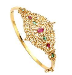 Moggina Jade, Mandir Ideas, Classy Bracelets, Uncut Diamond Necklace, 22k Gold Bangles, Temple Jewellery Earrings, Indian Diamond Jewellery, 22k Gold Earrings, Temple Jewelry Necklace