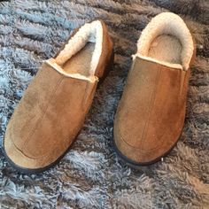 New W/O Tags! Beige Slippers With Round Toe For Fall, Beige Round Toe Slippers For Fall, Casual Beige Suede Slippers, Brown Cushioned Slippers For Winter, Brown Comfortable Slippers With Round Toe, Comfortable Brown Slippers With Round Toe, Comfortable Brown Round Toe Slippers, Casual Suede Slippers For Winter, Casual Suede Winter Slippers