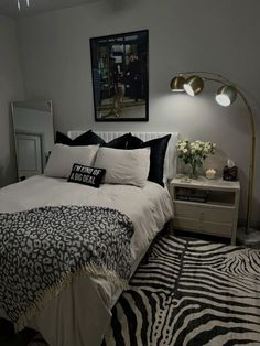 5 Wall Bedroom Layout, Black Beige Aesthetic Bedroom, Black And Beige Room Decor Bedroom, Zebra Throw Blanket, Room Ideas Aesthetic Beige, Bedding Ideas Black And White, Black Accent Bedroom Decor, Clean Y2k Room